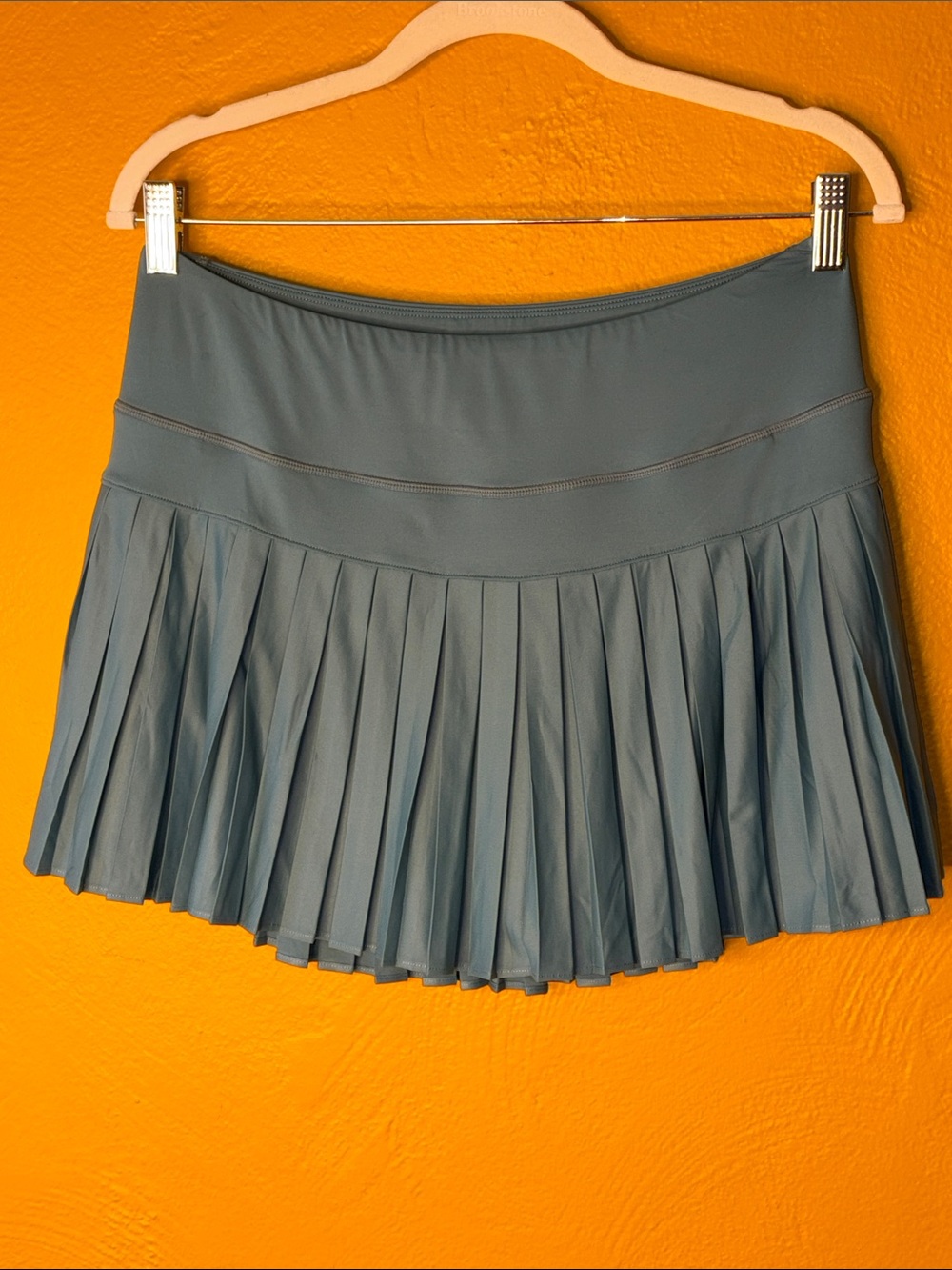 HALARA Pleated Skater Tennis NIB Skirt in Gray-Blue w Purple Tear Accents L